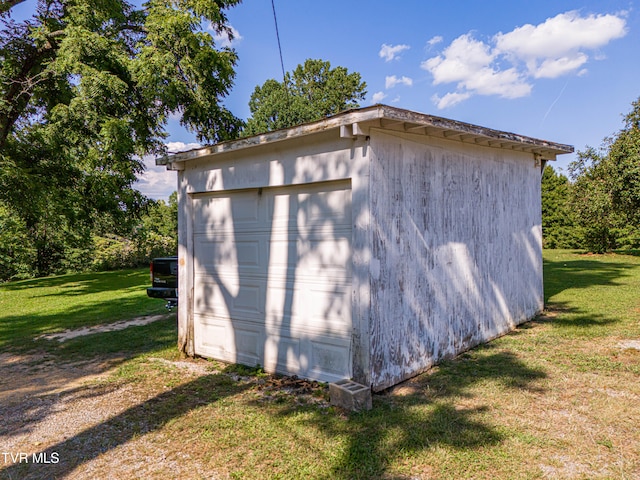 view of outdoor structure with a garage and a yard