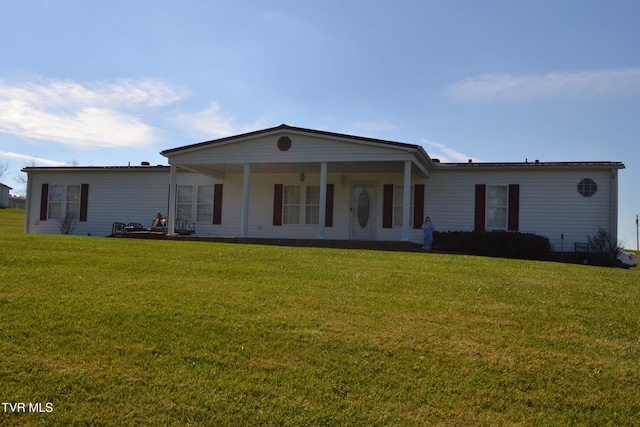 view of front of house featuring a front lawn