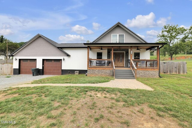 view of front of house featuring ceiling fan, a porch, and a front yard