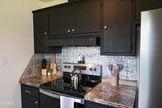 kitchen with premium range hood, fridge, decorative backsplash, and electric range