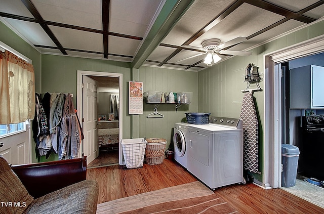 laundry room featuring ceiling fan, washing machine and clothes dryer, and light wood-type flooring