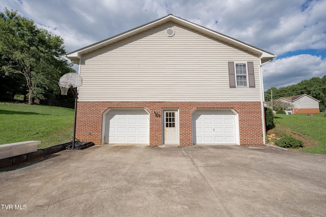 view of side of property featuring a lawn and a garage