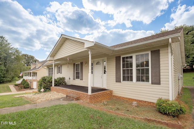 view of front facade featuring a front yard and covered porch