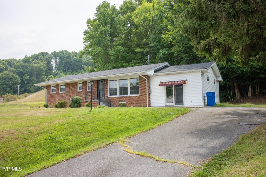 single story home with a front yard