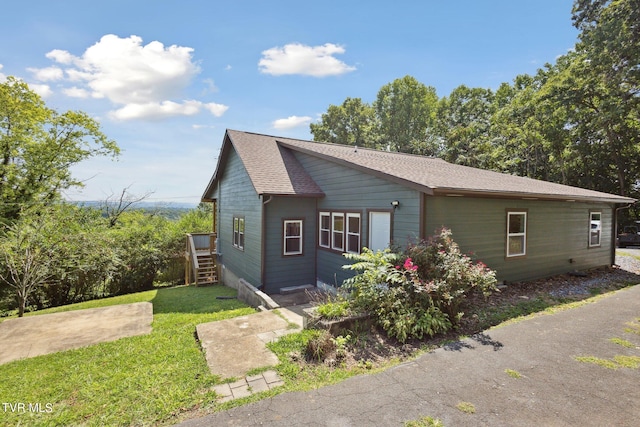 view of front of home with a front lawn