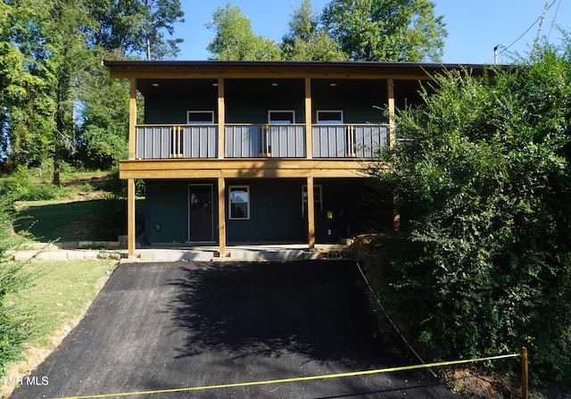 view of front of home featuring a balcony