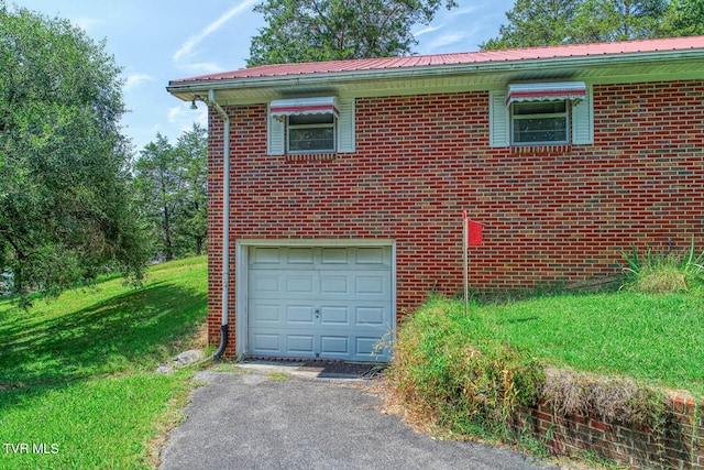 view of front facade featuring a front yard and a garage