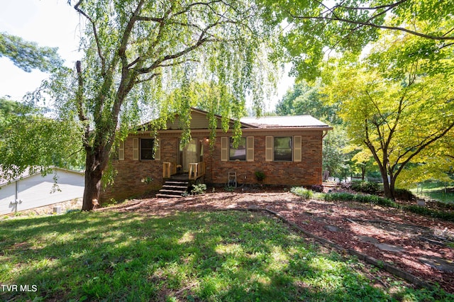 ranch-style house featuring a front lawn