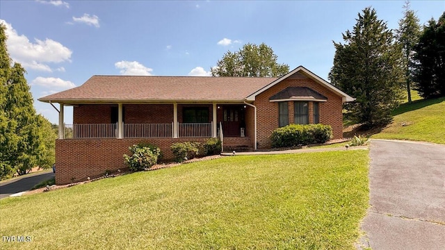 single story home with a front yard