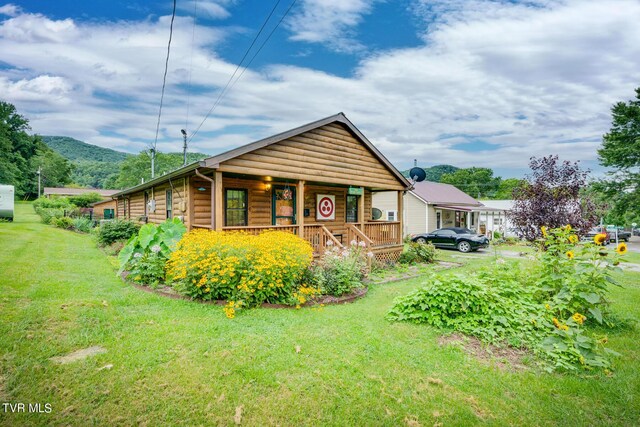 exterior space featuring a front yard