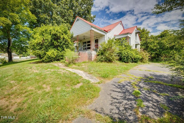 view of front of house featuring a front yard and covered porch