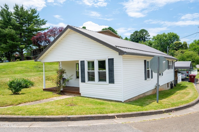 view of side of property featuring a yard