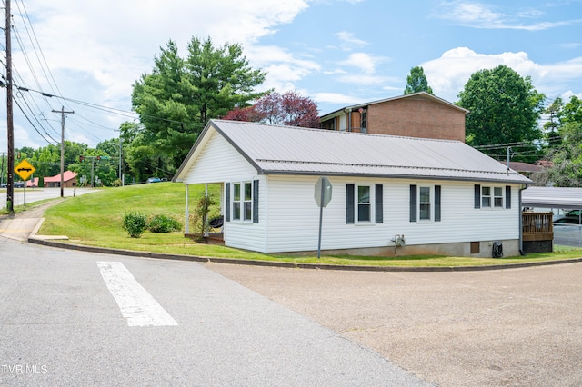 view of front facade with a front lawn