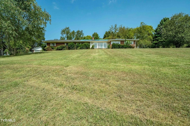 view of front of home featuring a front lawn