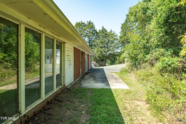 view of yard featuring a patio