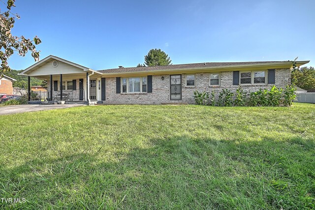 ranch-style house featuring a front lawn