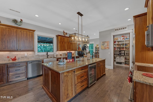 kitchen with beverage cooler, a sink, backsplash, dark wood-style floors, and stainless steel appliances