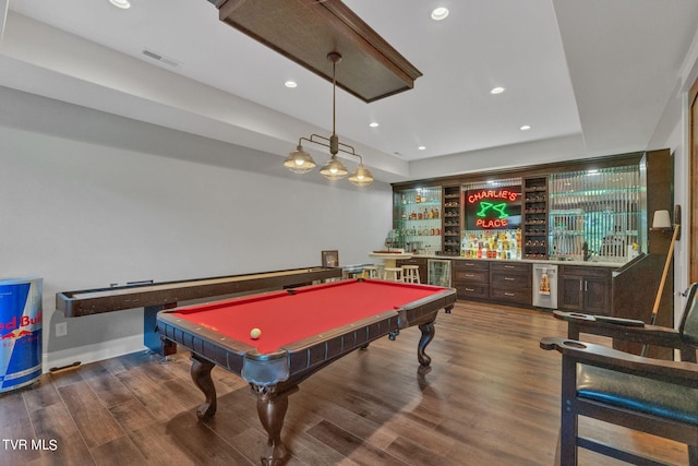 game room with visible vents, recessed lighting, wet bar, and wood finished floors