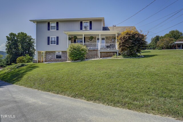 view of front of property featuring a front yard and a porch