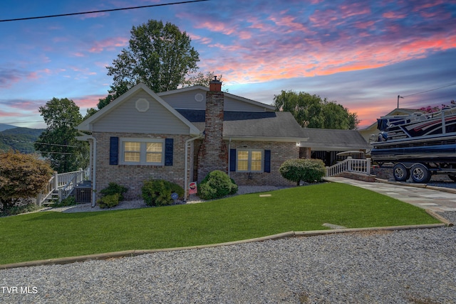 view of front of property featuring a lawn