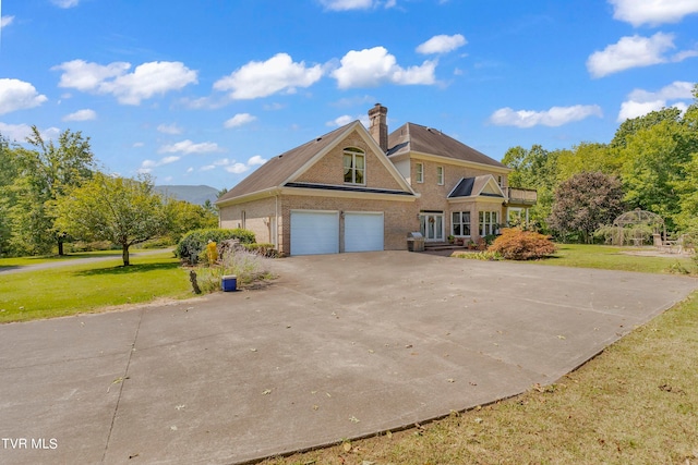 view of front facade featuring a garage and a front yard