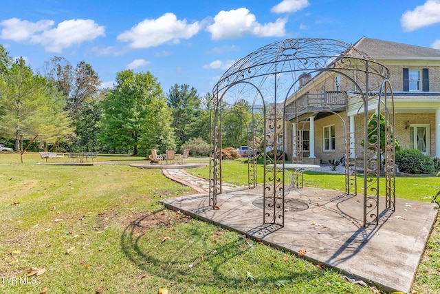 view of yard featuring a patio area