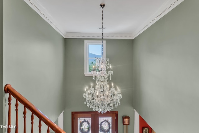 room details with crown molding and an inviting chandelier