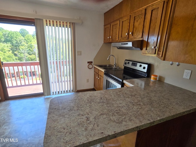 kitchen featuring stainless steel electric stove, a textured ceiling, sink, and kitchen peninsula