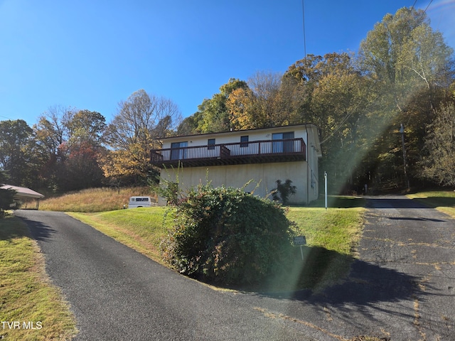 view of front of property featuring a front yard