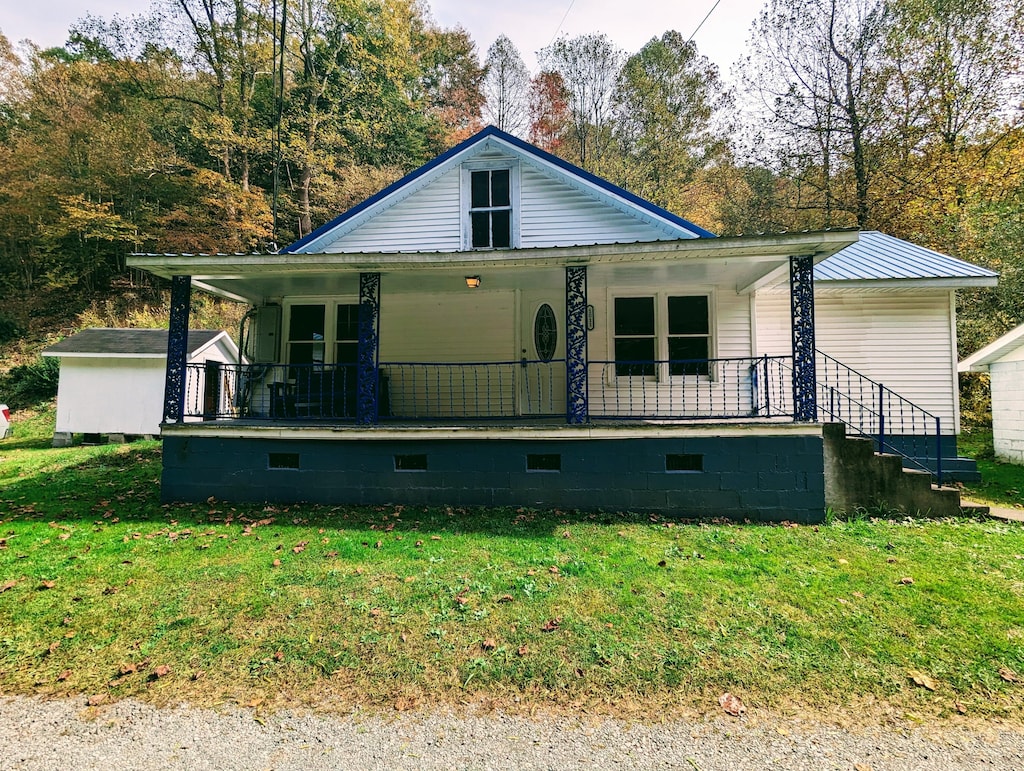 view of front facade featuring covered porch and a front lawn