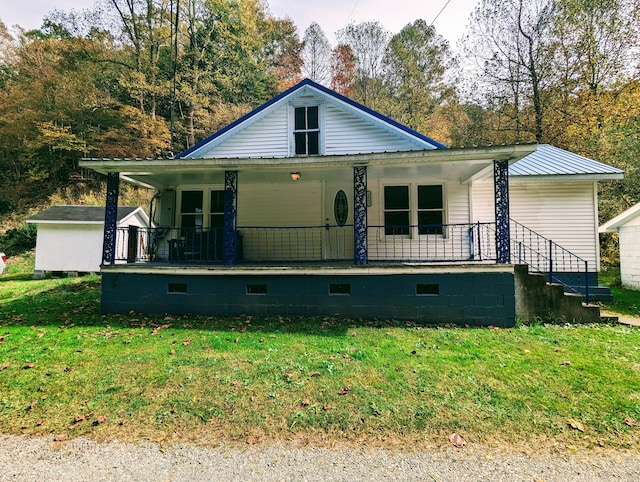 view of front facade featuring covered porch and a front lawn