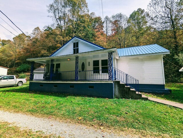 bungalow-style house featuring a front yard and covered porch