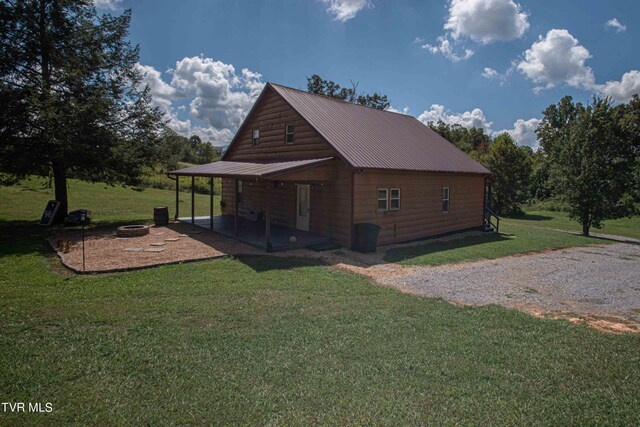 view of front of home featuring a front yard and a patio