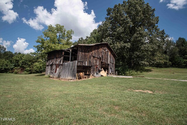 view of yard with an outdoor structure