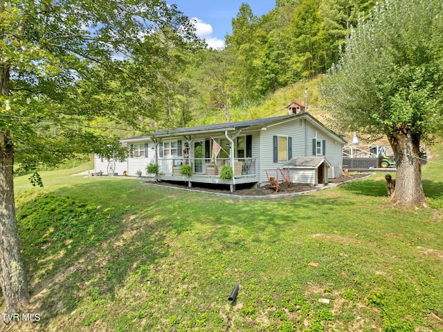 ranch-style house featuring a front yard