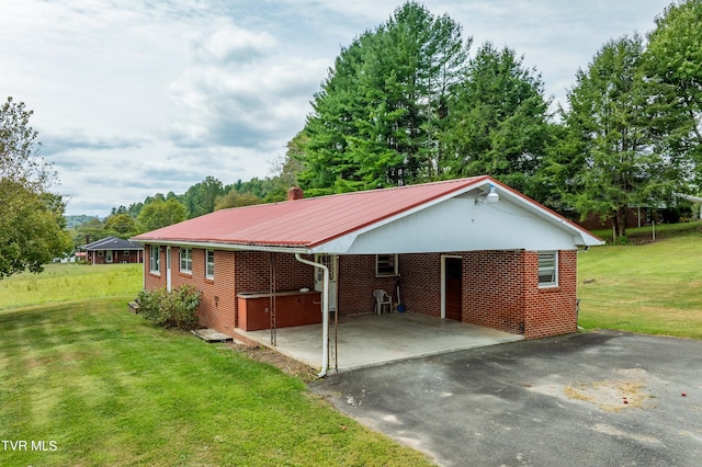 ranch-style house featuring a front lawn and a carport