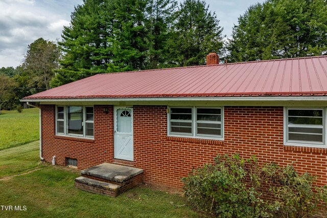 view of front of home with a front lawn