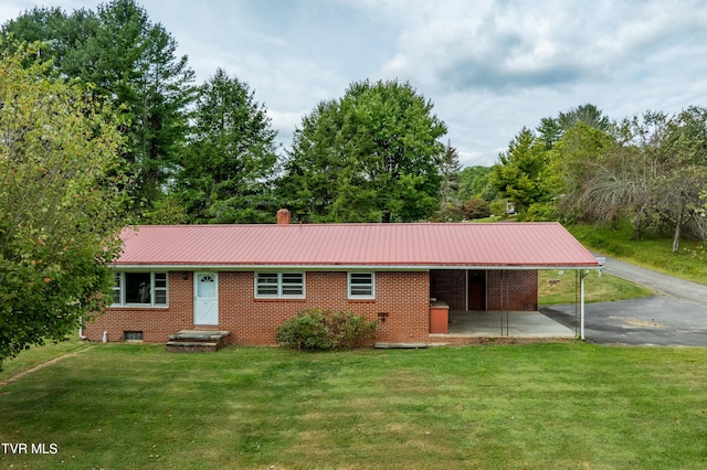 view of front of house with a carport and a front lawn