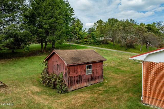 view of yard with a storage unit