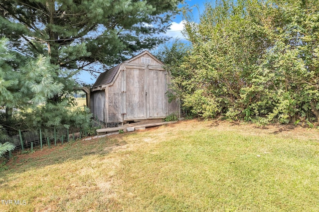 view of yard with a shed