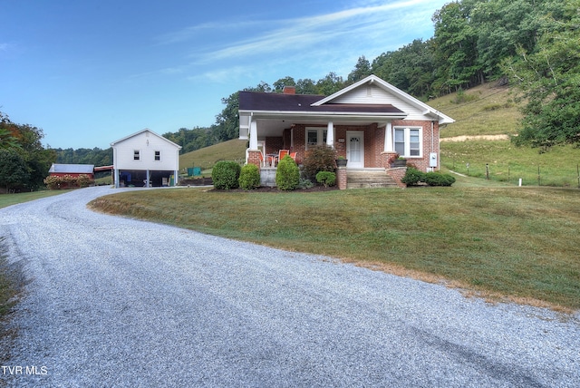 view of front of property featuring a front yard and a porch