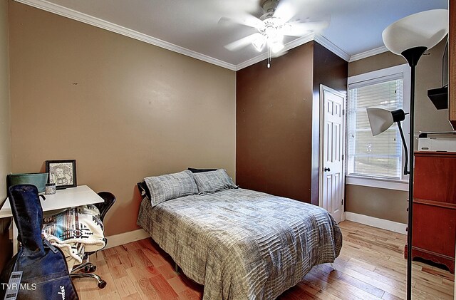 bedroom featuring light hardwood / wood-style floors, ceiling fan, and crown molding