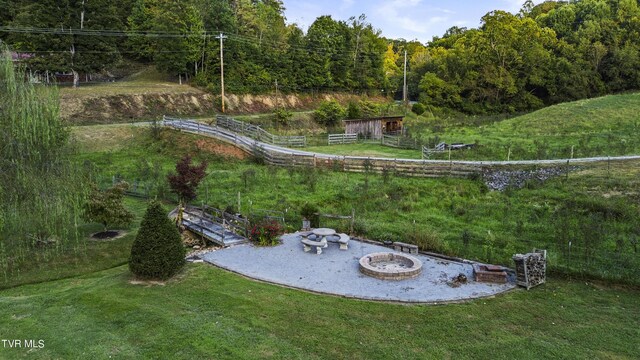 view of yard featuring a fire pit