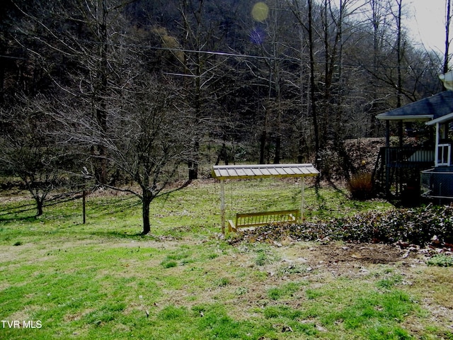 view of yard featuring an outdoor structure