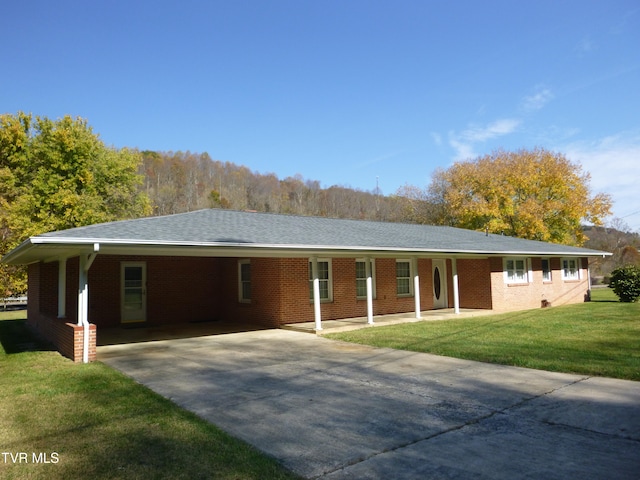 view of front of property featuring a carport and a front yard