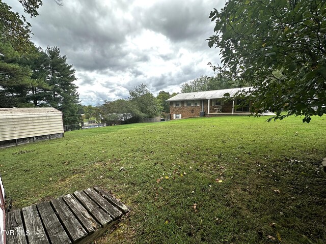 view of yard with a storage shed