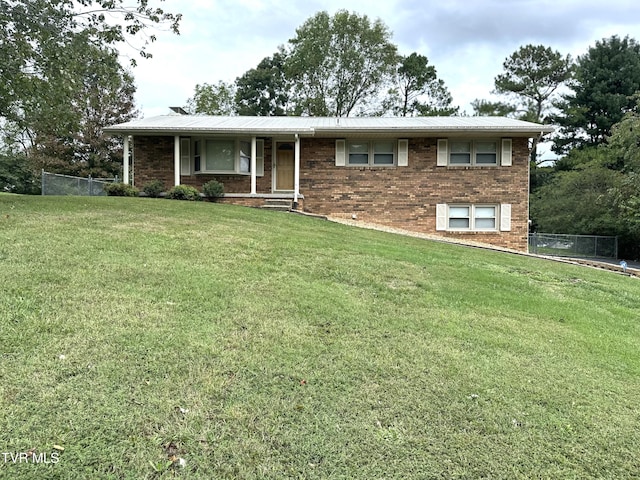 view of front of property featuring a front lawn