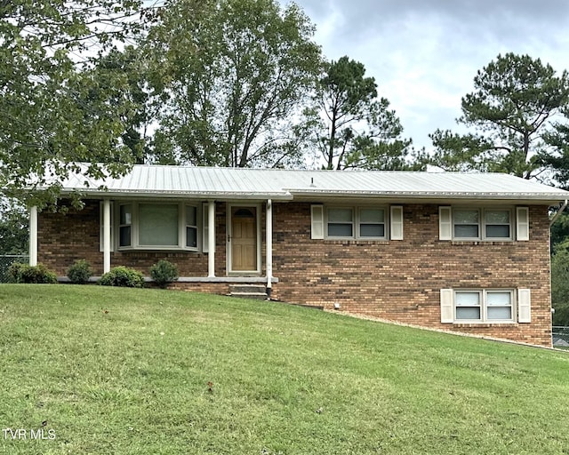 view of front of property featuring a front yard