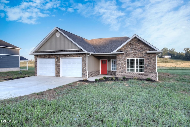 view of front facade featuring a garage, a front yard, and covered porch