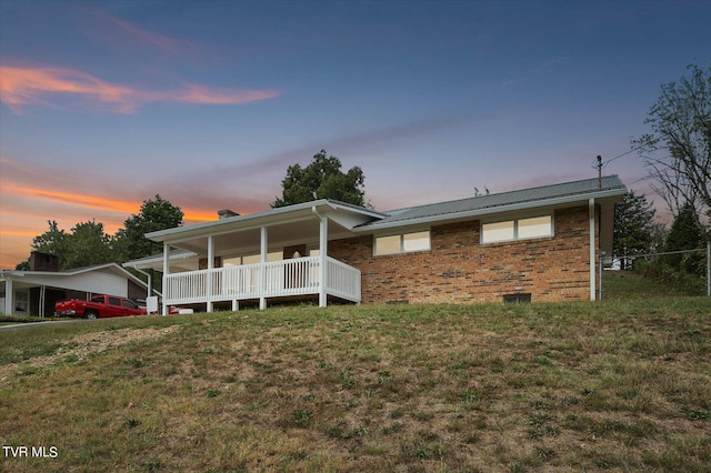 view of front of home featuring a lawn